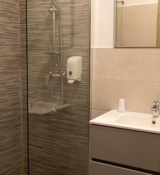 豪华房间, Vánkos & Eszcájg