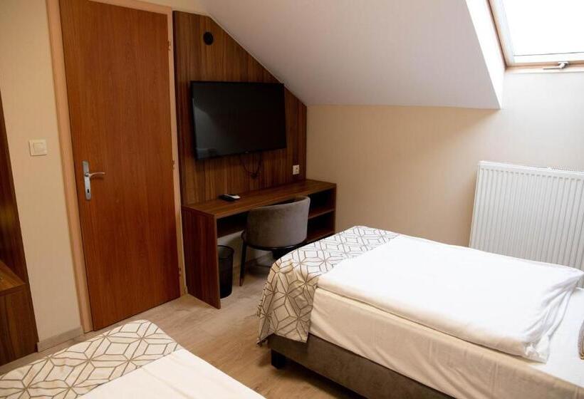 标准三人间, Vánkos & Eszcájg