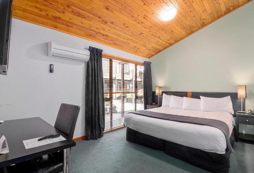 חדר קלאסי לארבעה, Riverside Hotel Marlborough