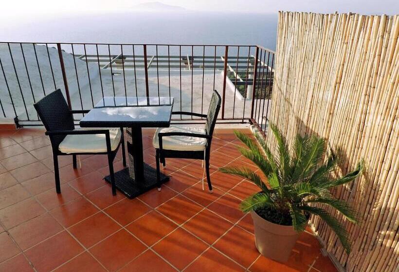 اتاق لوکس با بالکن و چشم‌انداز دریا, B&b La Danza Del Mare