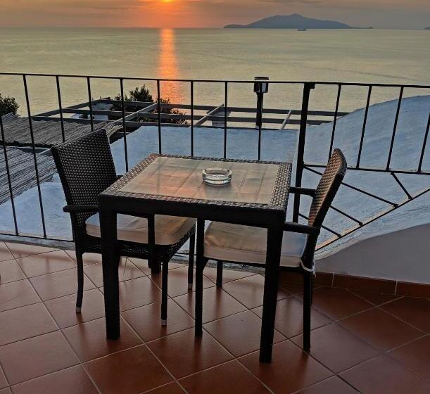 اتاق لوکس با بالکن و چشم‌انداز دریا, B&b La Danza Del Mare