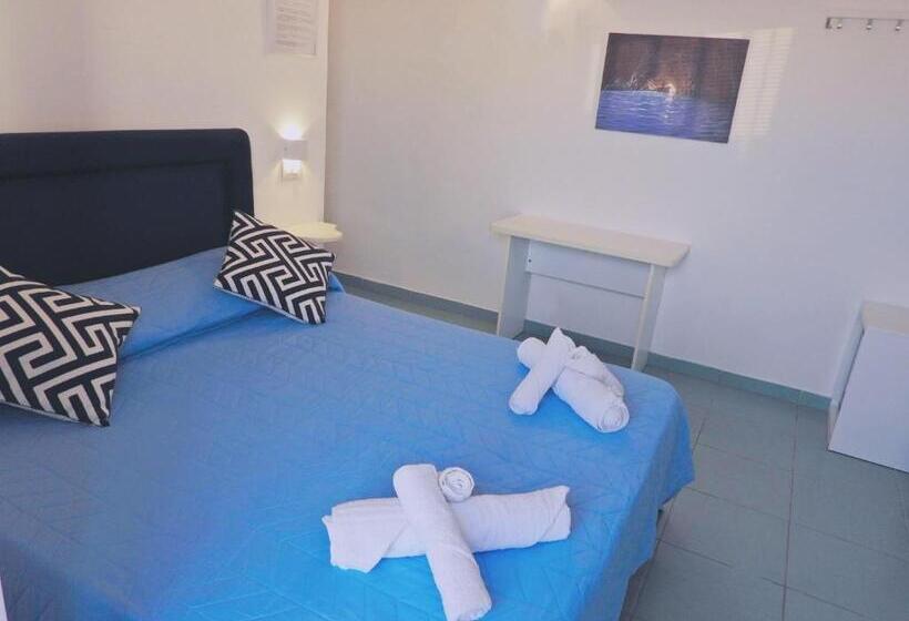 اتاق لوکس با بالکن و چشم‌انداز دریا, B&b La Danza Del Mare