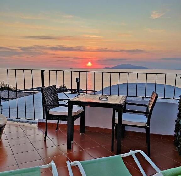 اتاق لوکس با بالکن و چشم‌انداز دریا, B&b La Danza Del Mare