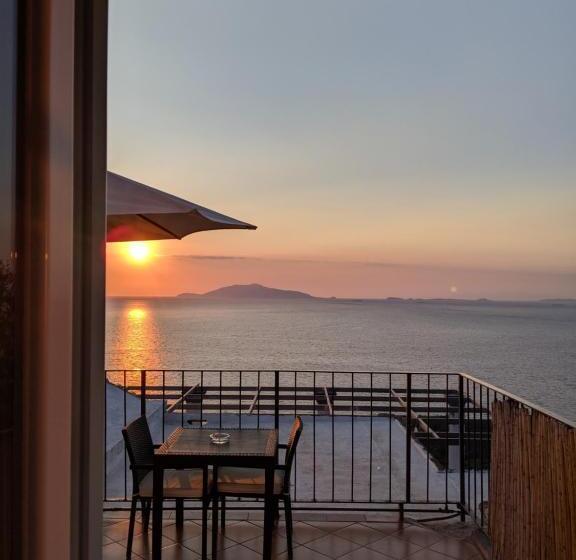 اتاق لوکس با بالکن و چشم‌انداز دریا, B&b La Danza Del Mare