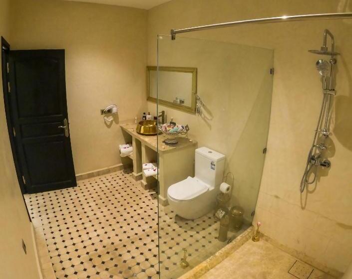 חדר סטנדרט לשלושה עם נוף לבריכה, Kasbah Yu Palace