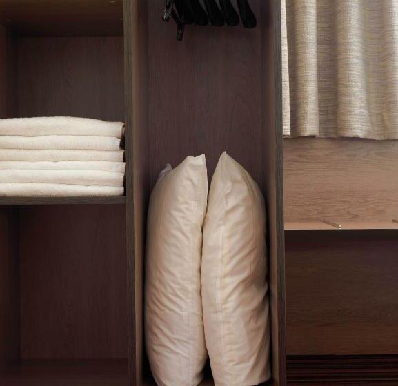 חדר סטנדרט מותאם לאדם עם מוגבלויות, Ace Hotel Noyelles