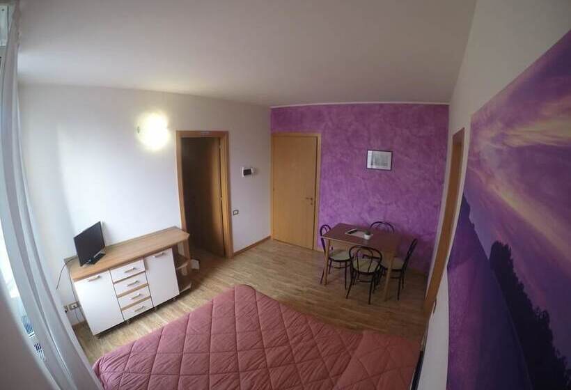 חדר סטנדרט, 2000