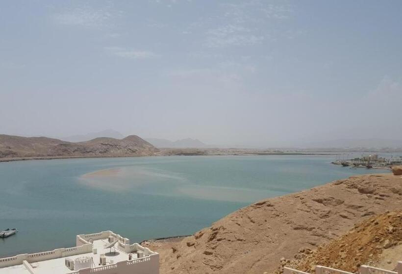 اتاق استاندارد با چشمانداز دریا, Al Ayjah Plaza