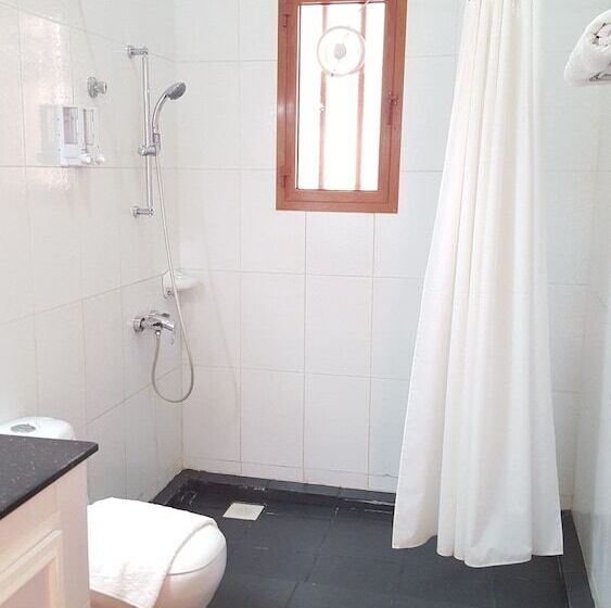 اتاق استاندارد با چشمانداز دریا, Al Ayjah Plaza