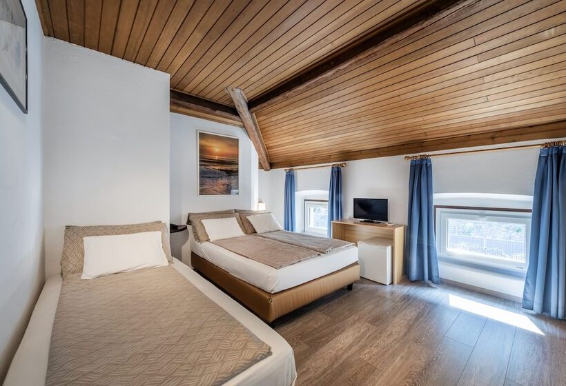 غرفة قياسية ثلاثية, Albergo Ristorante Svizzero