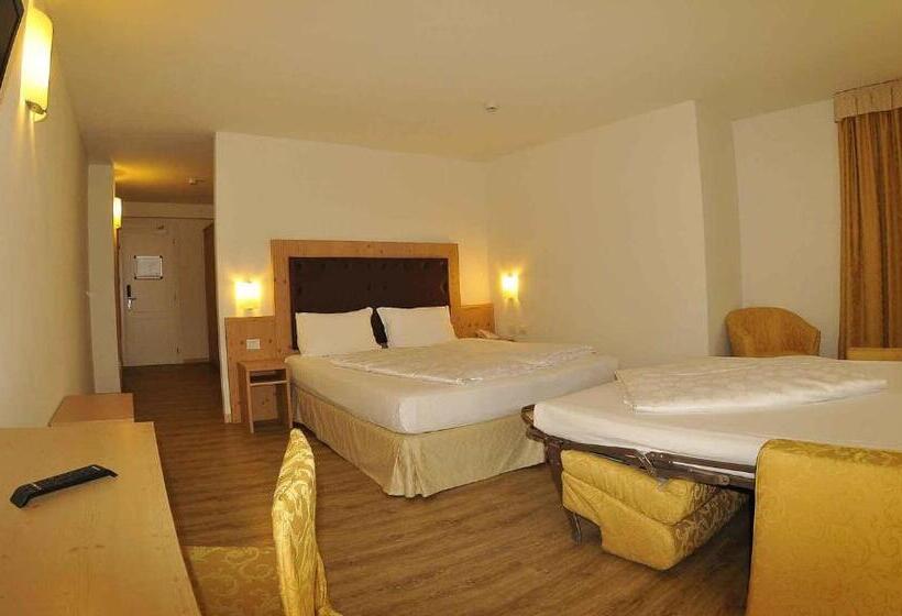 غرفة قياسية رباعية, Alpen Hotel Eghel