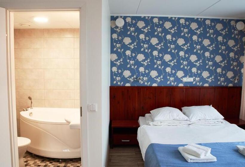 اتاق لوکس, L Tammsaare