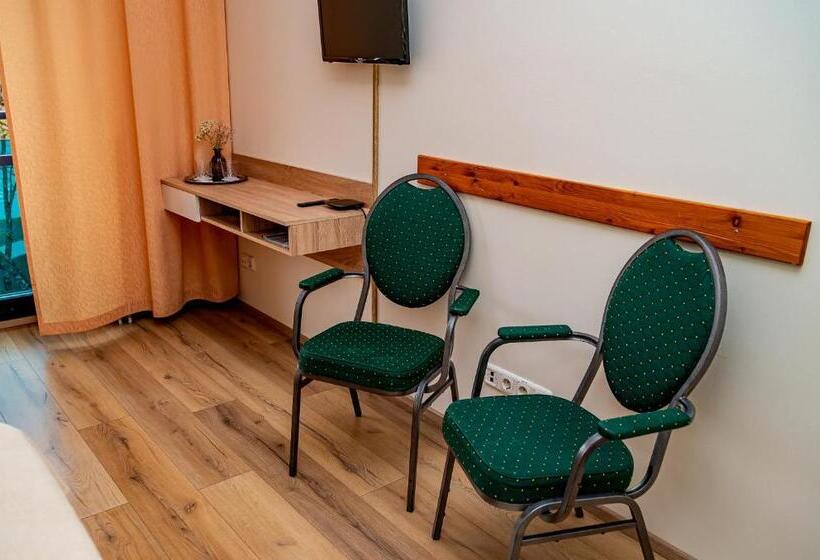 اتاق استاندارد, L Tammsaare