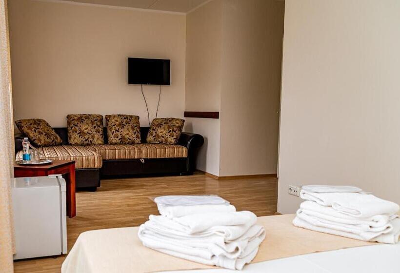 اتاق لوکس, L Tammsaare