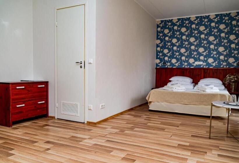 اتاق لوکس, L Tammsaare