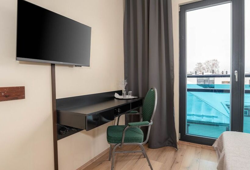 اتاق استاندارد, L Tammsaare