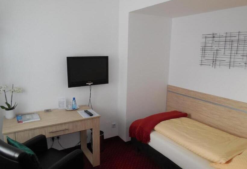 标准单人间, Sechzehn