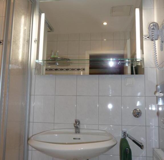 标准单人间, Sechzehn