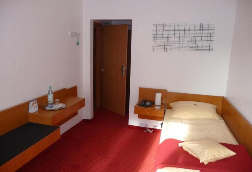 标准单人间, Sechzehn