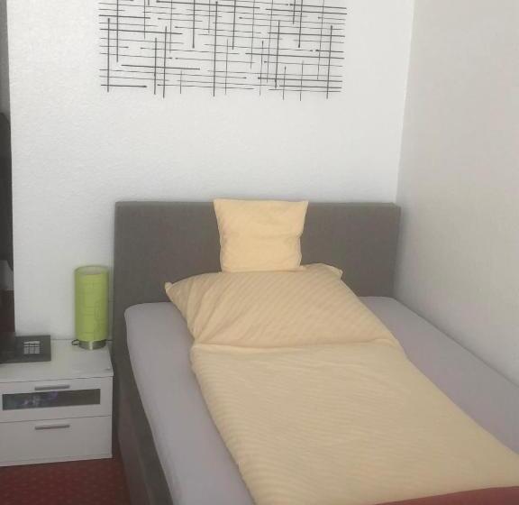 标准单人间, Sechzehn