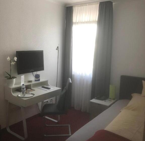 标准单人间, Sechzehn