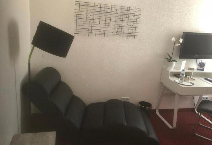 标准单人间, Sechzehn