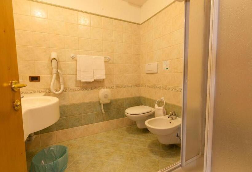 חדר בסיסי לשלושה, Sporting