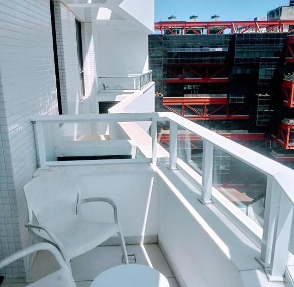 标准工作室带阳台, Salvador Mondial Flats