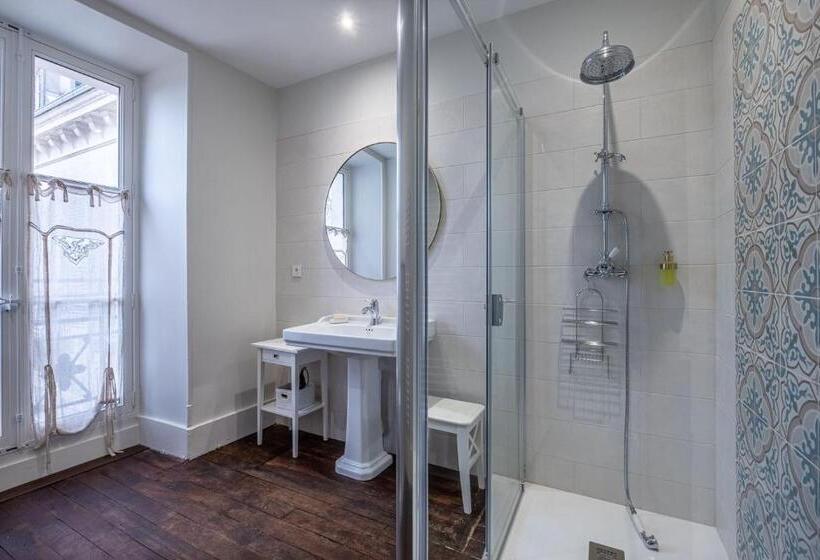 جناح عائلي, Château De Charnizay