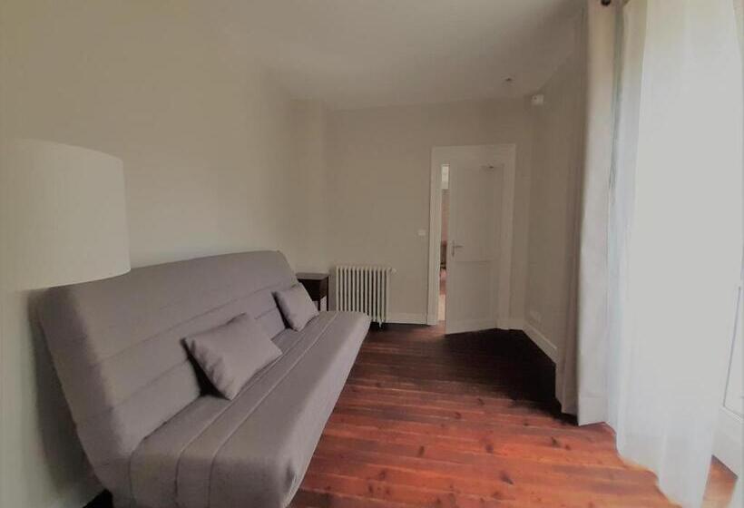 جناح عائلي, Château De Charnizay