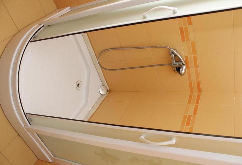 スタンダードスタジオ, Pensiunea Eden