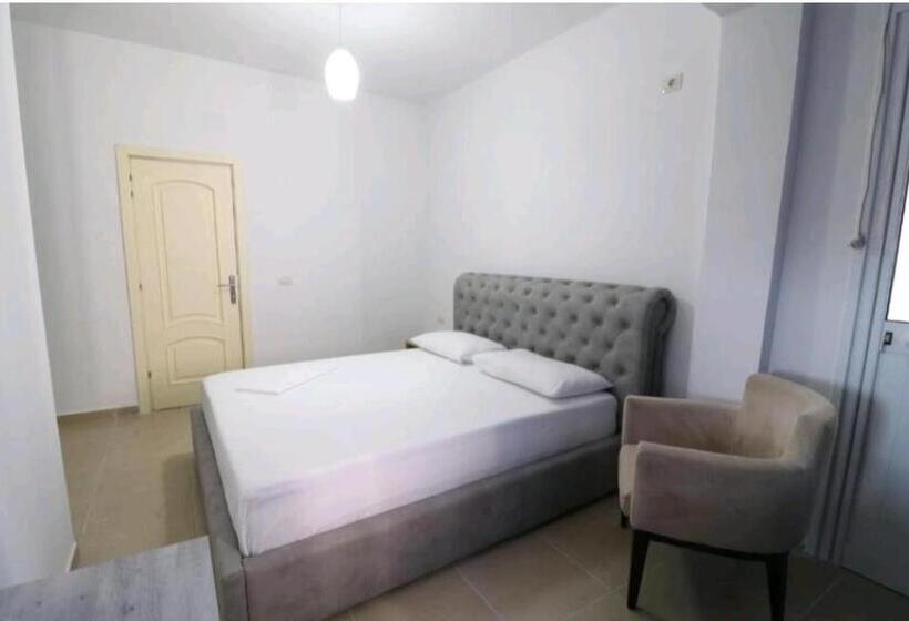 이코노미 룸, Kristal