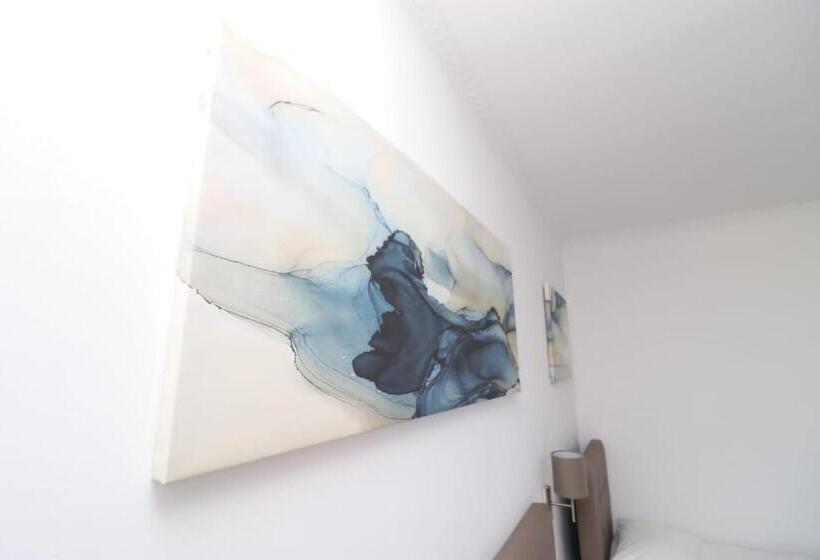 컴포트 트리플 룸, Kristal