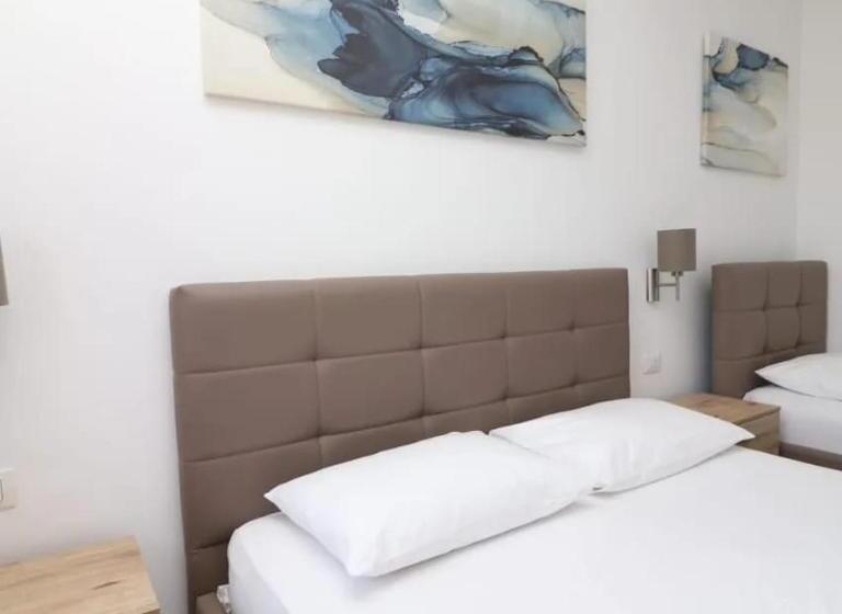 컴포트 트리플 룸, Kristal