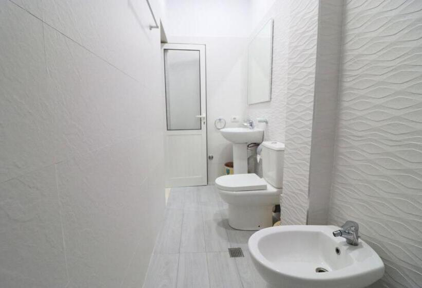 이코노미 룸, Kristal