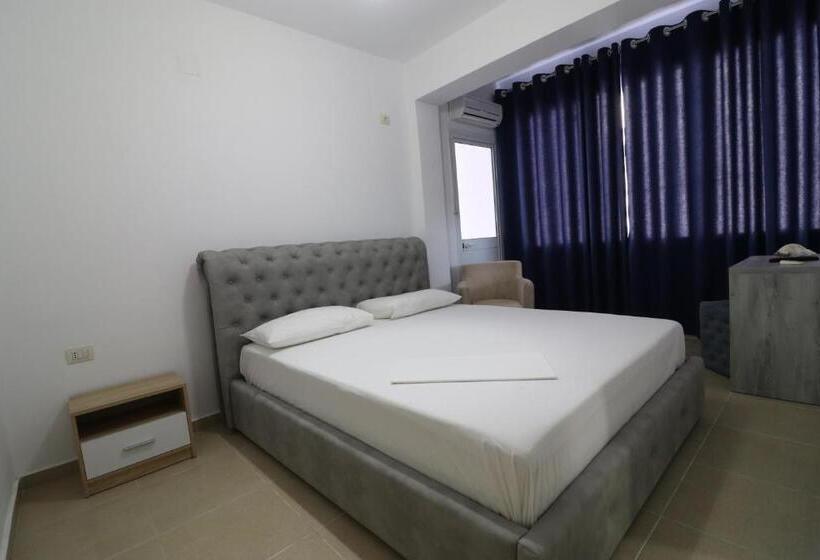 이코노미 룸, Kristal