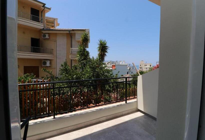 이코노미 룸, Kristal