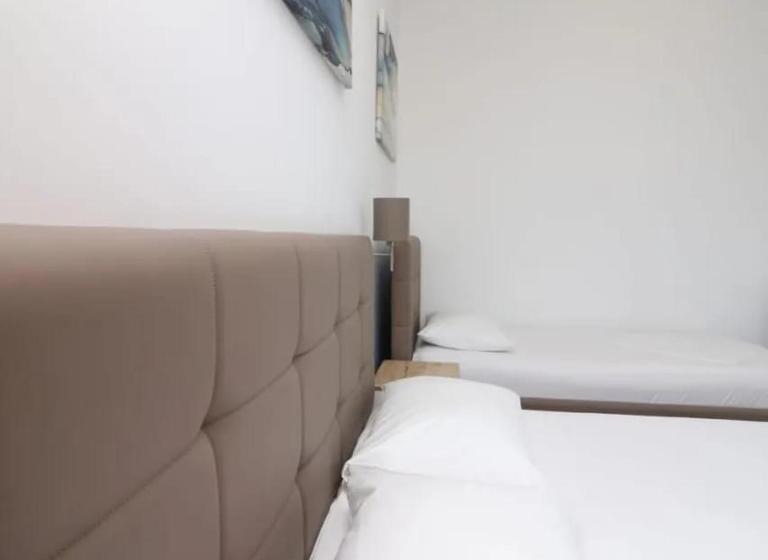 컴포트 트리플 룸, Kristal