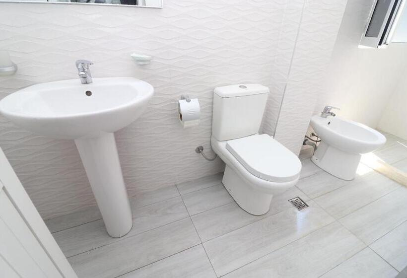 컴포트 트리플 룸, Kristal