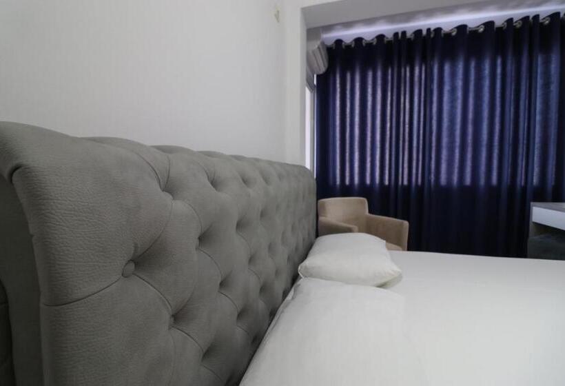 이코노미 룸, Kristal