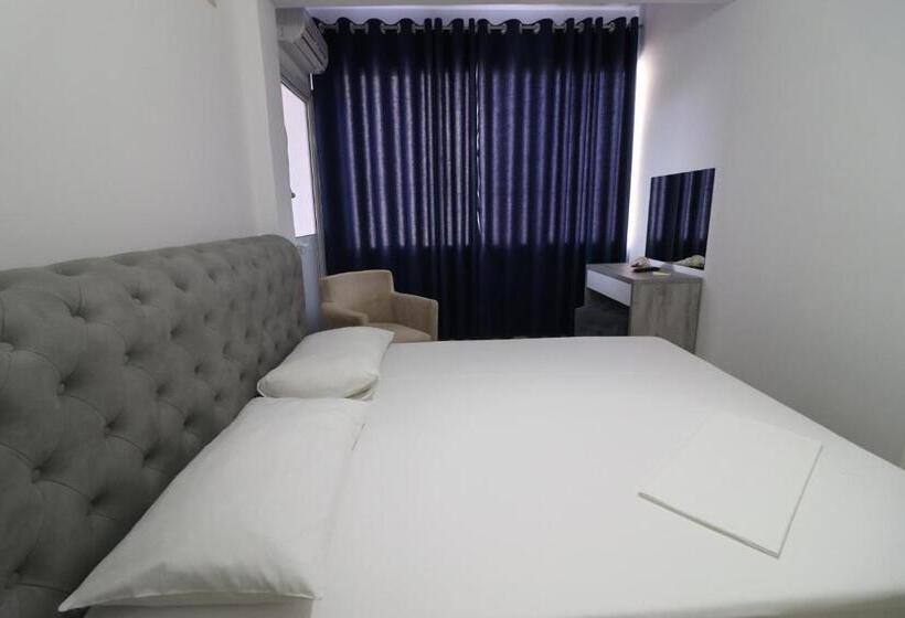 이코노미 룸, Kristal