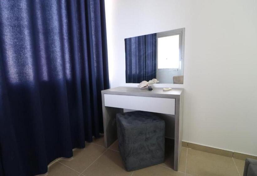 이코노미 룸, Kristal