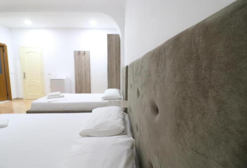 컴포트 트리플 룸, Kristal