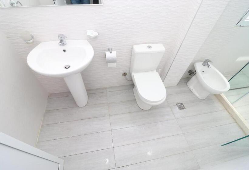 컴포트 트리플 룸, Kristal