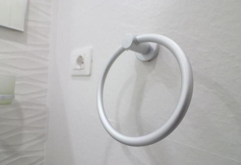 컴포트 트리플 룸, Kristal