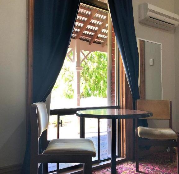 اتاق استاندارد سه تخته با سرویس بهداشتی مشترک, Ithaca 1896 Manor
