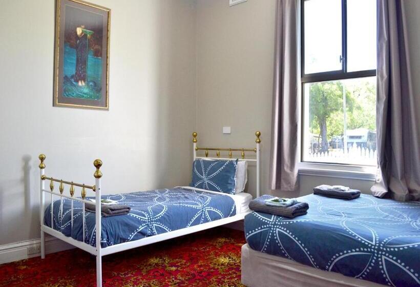 اتاق استاندارد سه تخته با سرویس بهداشتی مشترک, Ithaca 1896 Manor