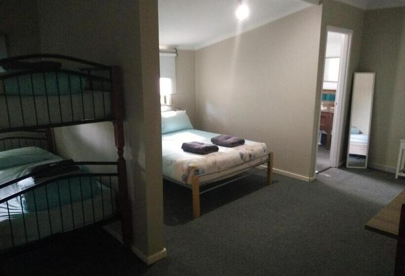 غرفة قياسية رباعية, Ithaca 1896 Manor