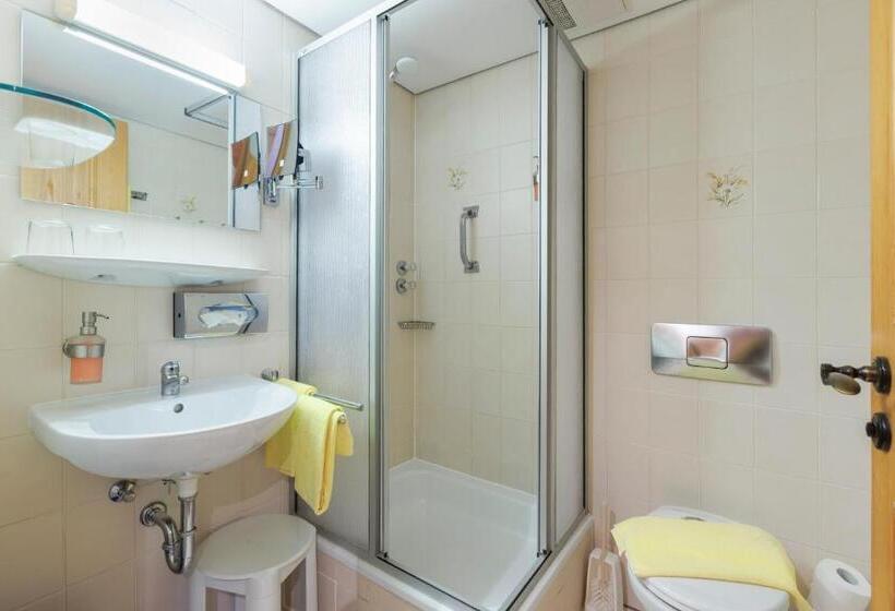 Номер Стандарт Трехместный, Alphotel Ettal