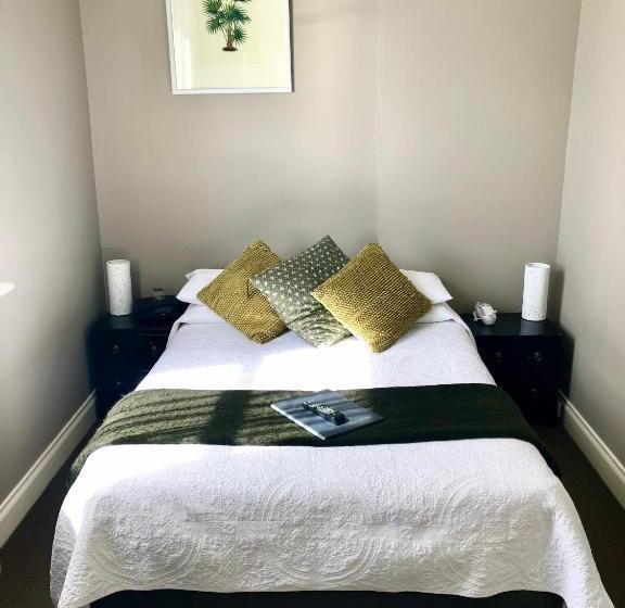 기본룸, Athelstane House